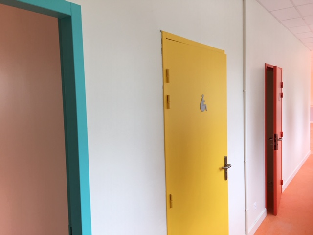 Couloir coloré réhabilité par Bossant Lovera